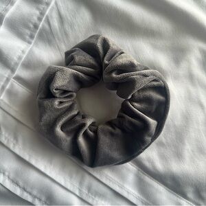ɴᴡᴏᴛ Chunky Velvety Gray Scrunchie🎀